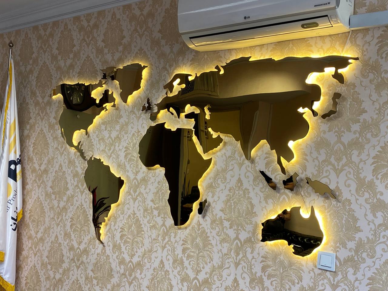 نقشه طلایی روی کاغذ دیواری