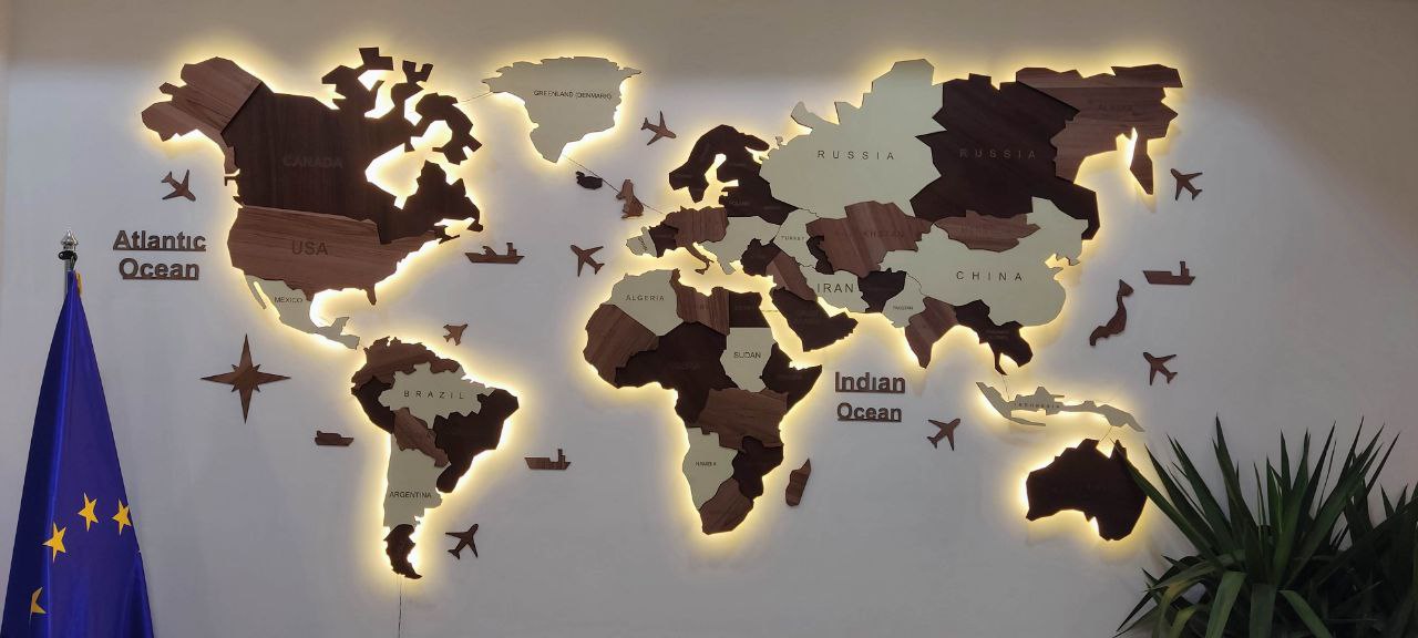 نقشه جهان چوبی کرم قهوه ای